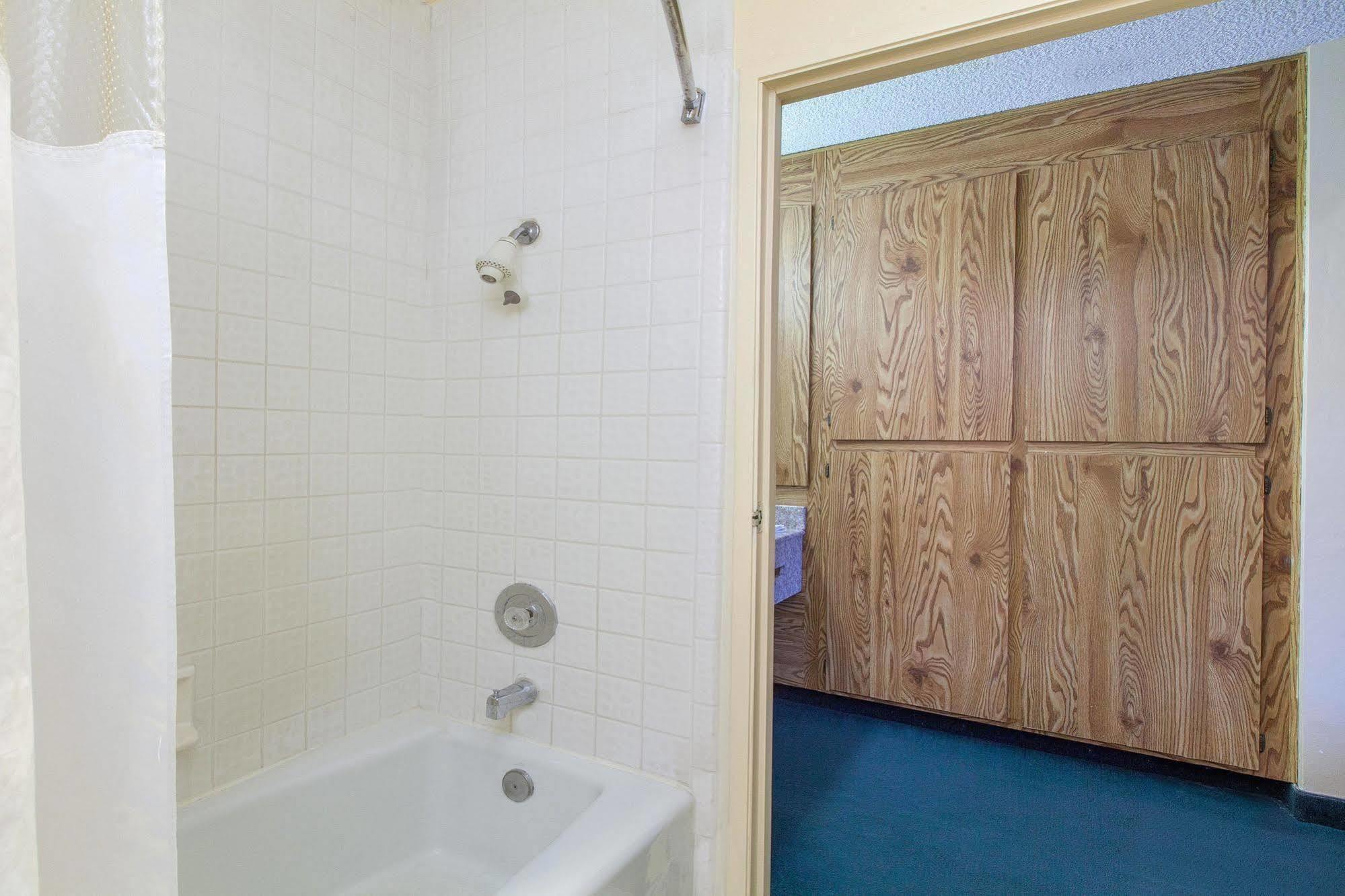 America'S Best Value Inn & Suites Bakersfield Central Екстер'єр фото