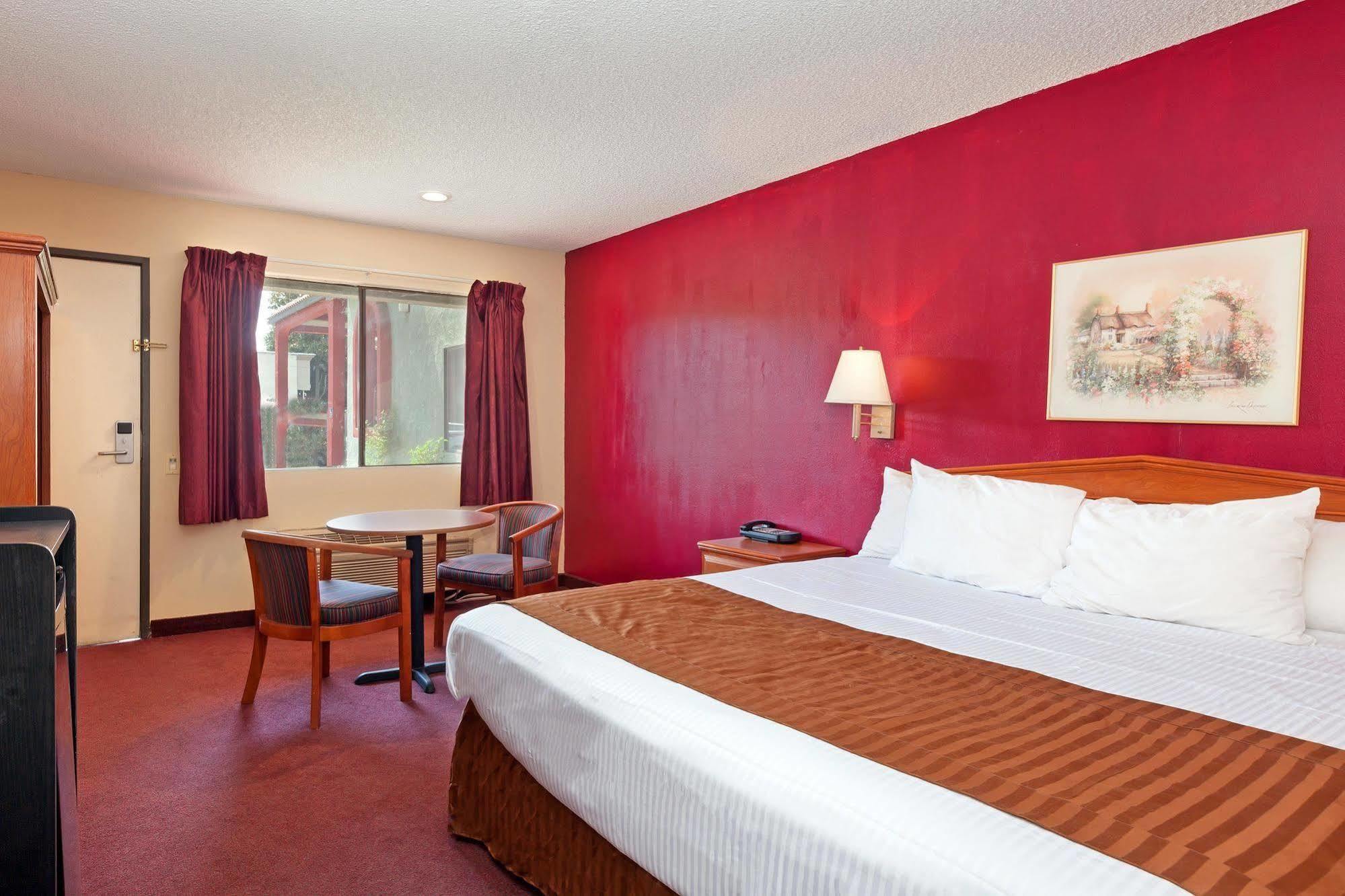 America'S Best Value Inn & Suites Bakersfield Central Екстер'єр фото