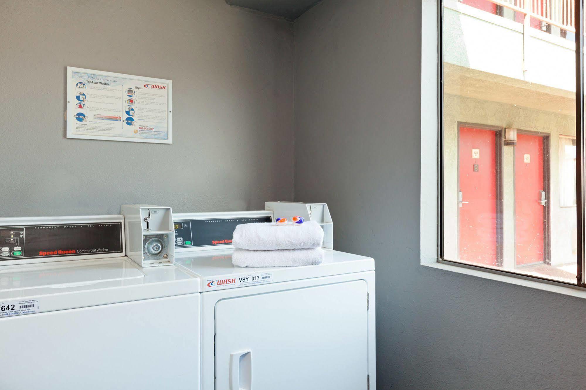 America'S Best Value Inn & Suites Bakersfield Central Екстер'єр фото