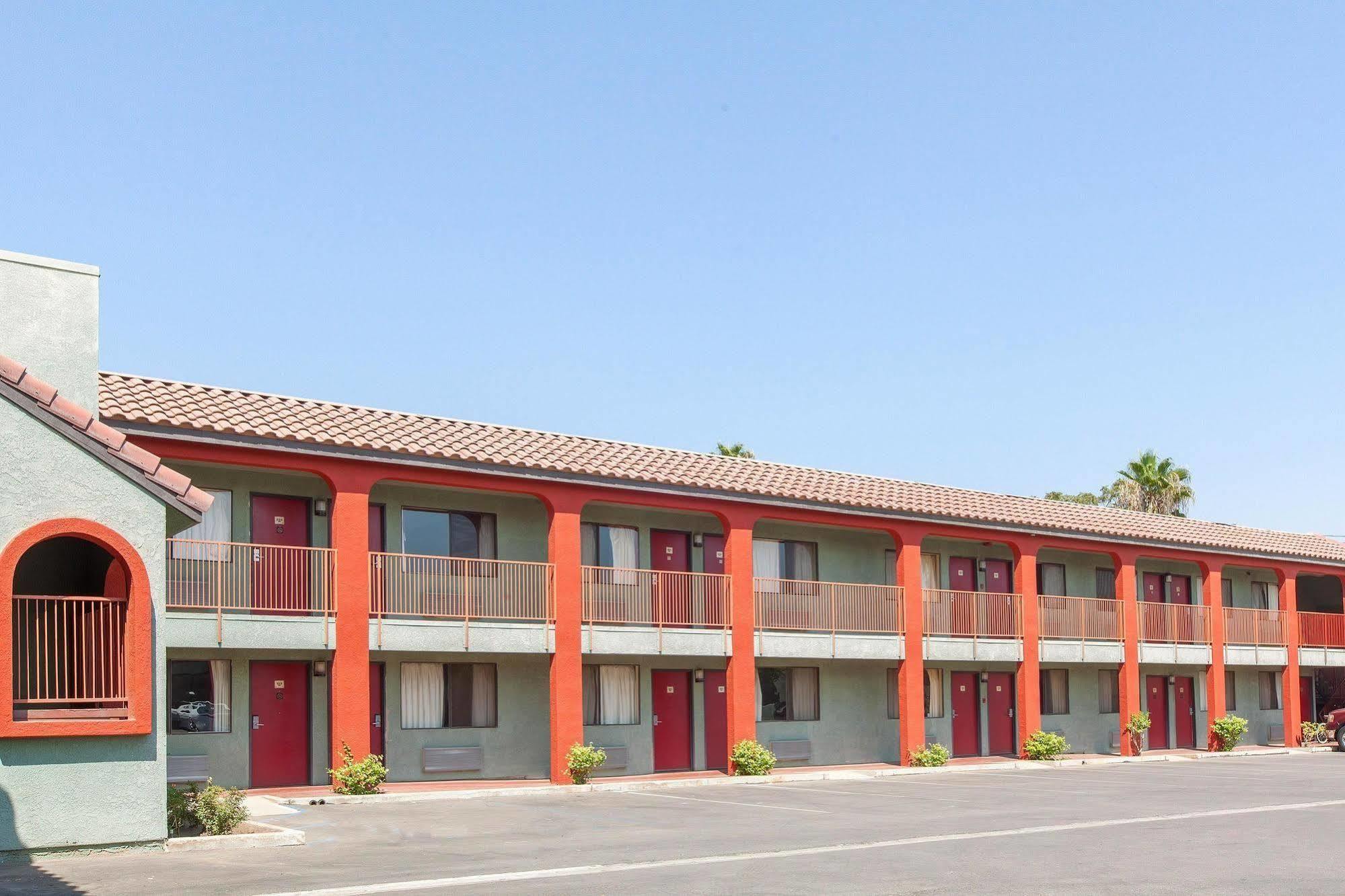 America'S Best Value Inn & Suites Bakersfield Central Екстер'єр фото