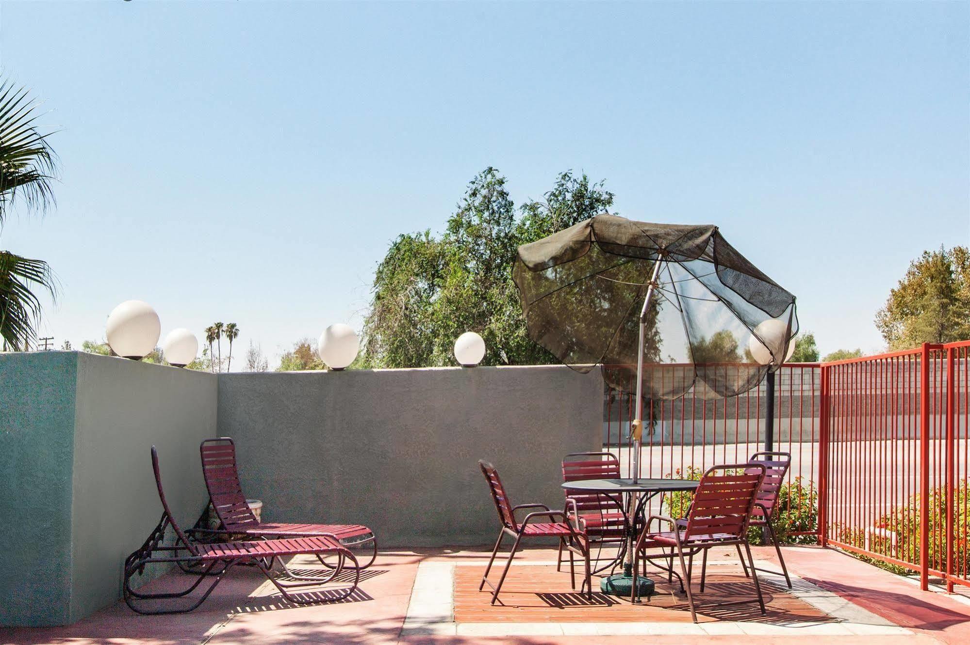 America'S Best Value Inn & Suites Bakersfield Central Екстер'єр фото